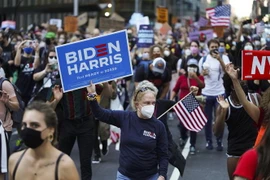 Người ủng hộ ông Biden tập trung tại Quảng trường Thời Đại ở New York, Mỹ, ngày 7/11/2020. (Ảnh: THX/TTXVN)