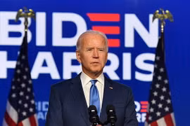 Ứng viên Tổng thống Mỹ của đảng Dân chủ Joe Biden (phải) phát biểu sau Ngày Bầu cử tại Wilmington, Delaware, ngày 6/11. (Ảnh: AFP/TTXVN)