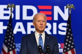 Ứng viên Tổng thống Mỹ của đảng Dân chủ Joe Biden (phải) phát biểu sau Ngày Bầu cử tại Wilmington, Delaware, ngày 6/11. (Ảnh: AFP/TTXVN)