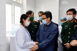 Phó Thủ tướng Vũ Đức Đam thăm các ca tiêm thử nghiệm vắcxin Nano Covax ngừa COVID-19. (Ảnh: Dương Giang/TTXVN)