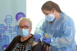 Một cụ bà được tiêm vắcxin ngừa COVID-19 tại L'Hospitalet de Llobregat, Tây Ban Nha ngày 27/12/2020. (Ảnh: AFP/TTXVN)