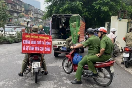 Đội bắt chó thả rông được thành lập nhằm đảm bảo an toàn cho cộng đồng. (Ảnh TTXVN phát)