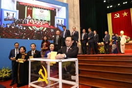 Ông Vương Đình Huệ, Ủy viên Bộ Chính trị, Bí thư Thành ủy, Trưởng đoàn đại biểu Quốc hội thành phố Hà Nội bỏ phiếu bầu đại biểu chính thức dự Đại hội đại biểu toàn quốc lần thứ XIII của Đảng. (Ảnh: Văn Điệp/TTXVN)