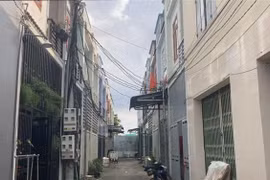 Hiện trạng những căn nhà không phép được chủ đất xây dựng kiên cố để bán cho người dân vào ở như một khu dân cư. (Ảnh: Nguyễn Văn Việt/TTXVN)