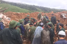 Các lực lượng đưa thi thể người bị nạn trong vụ sạt lở tại xã Hướng Phùng, huyện Hướng Hóa, tỉnh Quảng Trị ra bên ngoài. (Ảnh: TTXVN phát)