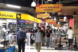 Người dân thủ đô Bangkok đi mua sắm sau khi các biện pháp phong tỏa phòng chống COVID-19 được nới lỏng. (Ảnh: Ngọc Quang/TTXVN)