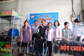 Ban vận động vì người nghèo quận 11, TP.HCM trao tặng phương tiện sinh kế cho hộ nghèo, hộ cận nghèo tại địa phương. (Ảnh: TTXVN)