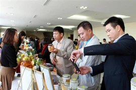 Các đại biểu tham quan gian trưng bày sản phẩm của các hợp tác xã. (Ảnh: Đồng Thúy/TTXVN)