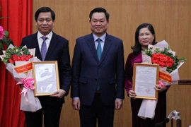 Ông Hoàng Duy Chinh - Bí thư Tỉnh ủy Bắc Kạn (giữa) trao quyết định cho bà Phương Thị Thanh (phải) và ông Nguyễn Long Hải. (Ảnh: Vũ Hoàng Giang/TTXVN)
