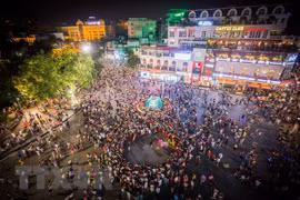 'Biển người' trên quảng trường Đông Kinh Nghĩa Thục. (Ảnh: Trọng Đạt/TTXVN)