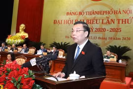 Ủy viên Trung ương Đảng, Phó Bí thư Thành ủy, Chủ tịch UBND thành phố Chu Ngọc Anh trình bày dự thảo Chương trình hành động thực hiện Nghị quyết Đại hội đại biểu lần thứ XVII Đảng bộ thành phố. (Ảnh: Văn Điệp/TTXVN)