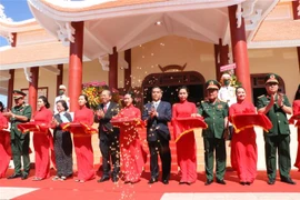 Phó Thủ tướng Thường trực Chính phủ Trương Hòa Bình cùng đại biểu cắt băng khánh thành Đền thờ liệt sỹ. (Ảnh: Thanh Bình/TTXVN)