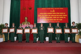 Đại tướng Ngô Xuân Lịch trao Huân chương Quân công hạng Ba tặng các đồng chí Lãnh đạo Bộ Quốc phòng, Bộ Tổng Tham mưu, Tổng cục Chính trị Quân đội nhân dân Việt Nam. (Ảnh: Hồng Pha/TTXVN phát)