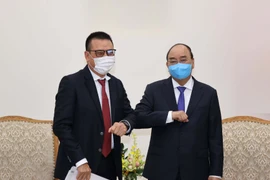 Thủ tướng Nguyễn Xuân Phúc tiếp ông Roongrote Rangsiyopash, Chủ tịch kiêm Giám đốc điều hành Tập đoàn Siam Cement Group (SCG), Thái Lan. (Ảnh: Thống Nhất/TTXVN)