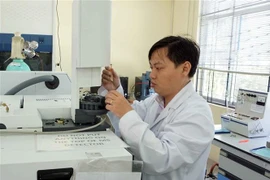 Tiến sỹ Đoàn Lê Hoàng Tân làm việc trong phòng thí nghiệm. (Ảnh: Thu Hoài/TTXVN)