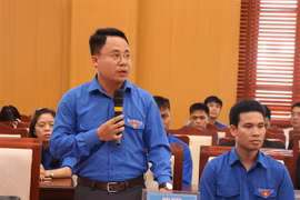 Thanh niên đóng góp ý kiến vào dự thảo Văn kiện Đại hội XIII của Đảng. (Ảnh: Thái Hùng/TTXVN)