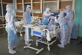 Nhân viên y tế điều trị cho bệnh nhân mắc COVID-19 tại một bệnh viện ở Greater Noida, Ấn Độ. (Ảnh: AFP/TTXVN)