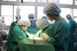 Các bác sỹ Bệnh viện Chợ Rẫy phẫu thuật lấy khối u vòm mũi họng cho bệnh nhân. (Ảnh: TTXVN phát)