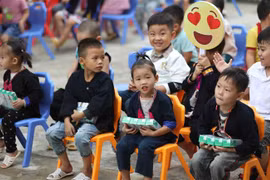 Quỹ Bảo trợ Trẻ em Việt Nam và Vinamilk tổ chức chương trình trao tặng sữa từ chương trình Quỹ sữa Vươn cao Việt Nam cho trẻ em có hoàn cảnh khó khăn tỉnh Yên Bái. (Nguồn: TTXVN)