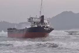 Tàu Nam Khánh va trúng đá ngầm bị vỡ mũi tàu, mắc cạn ở bờ biển Đề Gi, Bình Định. (Ảnh: Nguyên Linh/TTXVN)