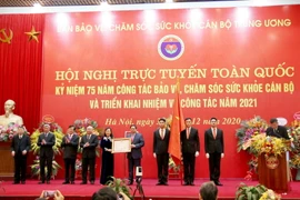 Ông Phạm Minh Chính, Ủy viên Bộ Chính trị, Bí thư Trung ương Đảng, Trưởng Ban Tổ chức Trung ương trao tặng Huân chương Độc lập hạng Nhì cho Ban Bảo vệ, chăm sóc sức khỏe cán bộ Trung ương. (Ảnh: Phương Hoa/TTXVN)