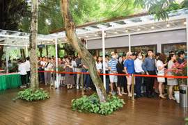 Khách xếp hàng dài để xem nhà mẫu và mua nhà tại Ecopark.