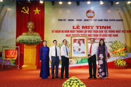 Chủ tịch Ủy ban Trung ương MTTQ Việt Nam Trần Thanh Mẫn (bên phải) tặng bức tranh lưu niệm 'Bác Hồ và Bác Tôn' cho tỉnh Tuyên Quang. (Ảnh: Nam Sương/TTXVN)