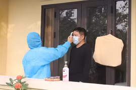 Kiểm tra thân nhiệt thường xuyên cho người cách ly. (Ảnh: Thùy Dung/TTXVN)