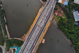 Hai cầu vượt đi thấp qua hồ Linh Đàm được thiết kế song song với cầu cạn đường Vành đai 3. (Ảnh: Danh Lam/TTXVN)