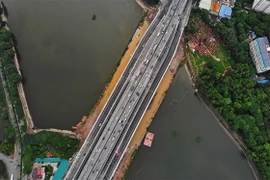 Hai cầu vượt đi thấp qua hồ Linh Đàm được thiết kế song song với cầu cạn đường Vành đai 3. (Ảnh: Danh Lam/TTXVN)