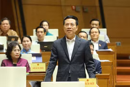 Bộ trưởng Bộ Thông tin và Truyền thông Nguyễn Mạnh Hùng trả lời câu hỏi chất vấn. (Ảnh: Doãn Tấn/TTXVN)