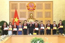 Phó Thủ tướng Thường trực Chính phủ Trương Hòa Bình trao quà và Bằng chứng nhận cho cán bộ, công chức, viên chức trẻ tiêu biểu. (Ảnh: Doãn Tấn/TTXVN)