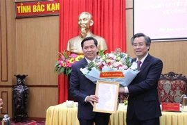 Ông Nguyễn Quang Dương - Ủy viên Ban Chấp hành Trung ương Đảng, Phó Trưởng Ban Tổ chức Trung ương (phải) trao quyết định cho ông Nguyễn Long Hải. (Ảnh: Vũ Hoàng Giang/TTXVN)