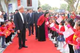Bà Trương Thị Mai, Ủy viên Bộ Chính trị, Bí thư Trung ương Đảng, Trưởng ban Dân vận Trung ương và đoàn công tác đến thăm, chúc mừng Giáo xứ Phúc Lãng, xã Quảng Trường, huyện Quảng Xương. (Ảnh: Trịnh Duy Hưng/TTXVN)