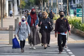 Người dân trên đường phố Jakarta, Indonesia. (Ảnh: THX/TTXVN)