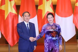 Chủ tịch Quốc hội Nguyễn Thị Kim Ngân tiếp đón Thủ tướng Nhật Bản Suga Yoshihide. (Ảnh: Trọng Đức/TTXVN)