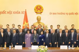 Chủ tịch Quốc hội Nguyễn Thị Kim Ngân với các Đại sứ. (Ảnh: Trọng Đức/TTXVN)