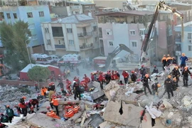 Lực lượng cứu hộ tìm kiếm nạn nhân dưới đống đổ nát sau trận động đất tại tỉnh Izmir, miền Tây Thổ Nhĩ Kỳ ngày 31/10/2020. (Ảnh: THX/TTXVN)