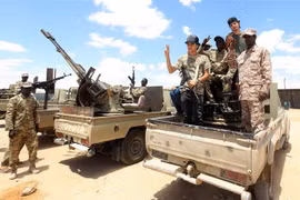 Các lực lượng GNA tuần tra tại Abu Qurain, giữa thành phố Tripoli và Benghazi của Libya. (Ảnh: AFP/TTXVN)