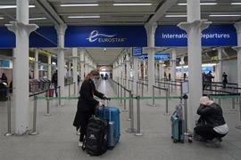Hành khách đeo khẩu trang phòng lây nhiễm COVID-19 tại nhà ga quốc tế ở London, Anh, ngày 20/12/2020. (Ảnh: AFP/TTXVN)