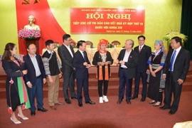 Thường trực Ban Bí thư Trần Quốc Vượng và Bí thư Tỉnh ủy Yên Bái Đỗ Đức Duy cùng các đại biểu Quốc hội tỉnh trao đổi với cử tri các huyện, thị phía Tây của tỉnh Yên Bái. (Ảnh: Đức Tưởng/TTXVN)