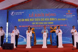 Các đại biểu thực hiện nghi thức ấn nút khởi động Dự án Nhà máy điện gió Hòa Bình 5. (Ảnh: Nhật Bình/TTXVN)