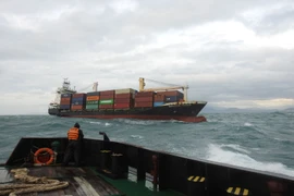 Cứu hộ tàu hàng gặp nạn trên biển. (Ảnh: Hoàng Dung/Vietnam+)