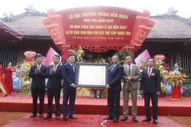 Bí thư Tỉnh ủy Hải Dương Nguyễn Mạnh Hiển (thứ 3, từ phải sang) trao bằng ghi danh Lễ hộiĐền Quát là Di sản Văn hóa Phi vật thể Quốc gia cho lãnh đạo huyện Gia Lộc. (Ảnh: TTXVN phát)