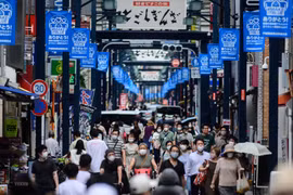 Người dân đeo khẩu trang phòng dịch COVID-19 tại Tokyo, Nhật Bản. (Nguồn: AFP/TTXVN)