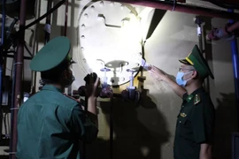 Đồn Biên phòng Tây Yên kiểm tra số lượng dầu thực tế trên phương tiện TH-93388-TS. (Ảnh: TTXVN phát)