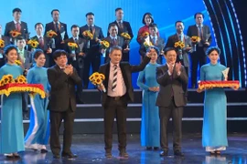 Đại diện Qui Phúc nhận vinh danh Thương hiệu Quốc gia Việt Nam năm 2020. (Nguồn: Vietnam+)