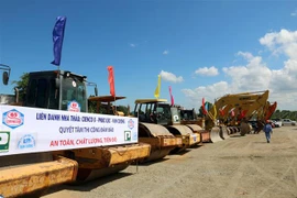 Máy móc cơ giới tham gia thi công 2 Gói thầu thuộc Dự án cao tốc Phan Thiết-Dầu Giây. (Ảnh: Nguyễn Thanh/TTXVN)