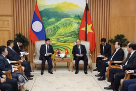 Thủ tướng Nguyễn Xuân Phúc và Thủ tướng Lào Thongloun Sisoulith hội đàm hẹp hồi tháng 8/2020. (Ảnh: Lâm Khánh/TTXVN)