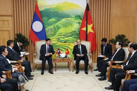 Thủ tướng Nguyễn Xuân Phúc và Thủ tướng Lào Thongloun Sisoulith hội đàm hẹp hồi tháng 8/2020. (Ảnh: Lâm Khánh/TTXVN)